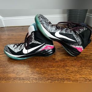 Men’s Size 12.5 Nike 2014 Hyperdunk Kyrie Irving